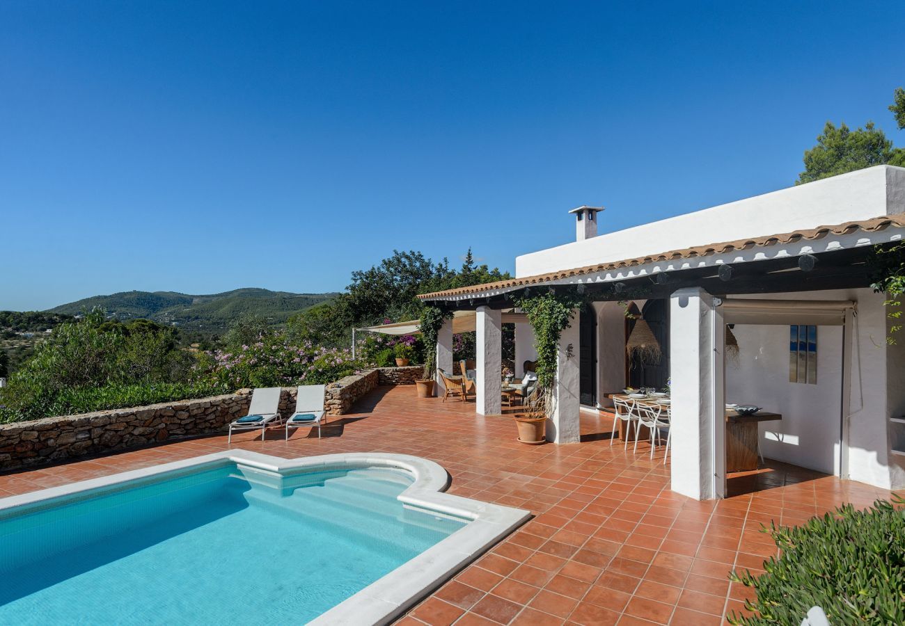 Casa Lila is een stijlvol vakantiehuis met zwembad, tuin en privacy op loopafstand van San Carlos, Ibiza