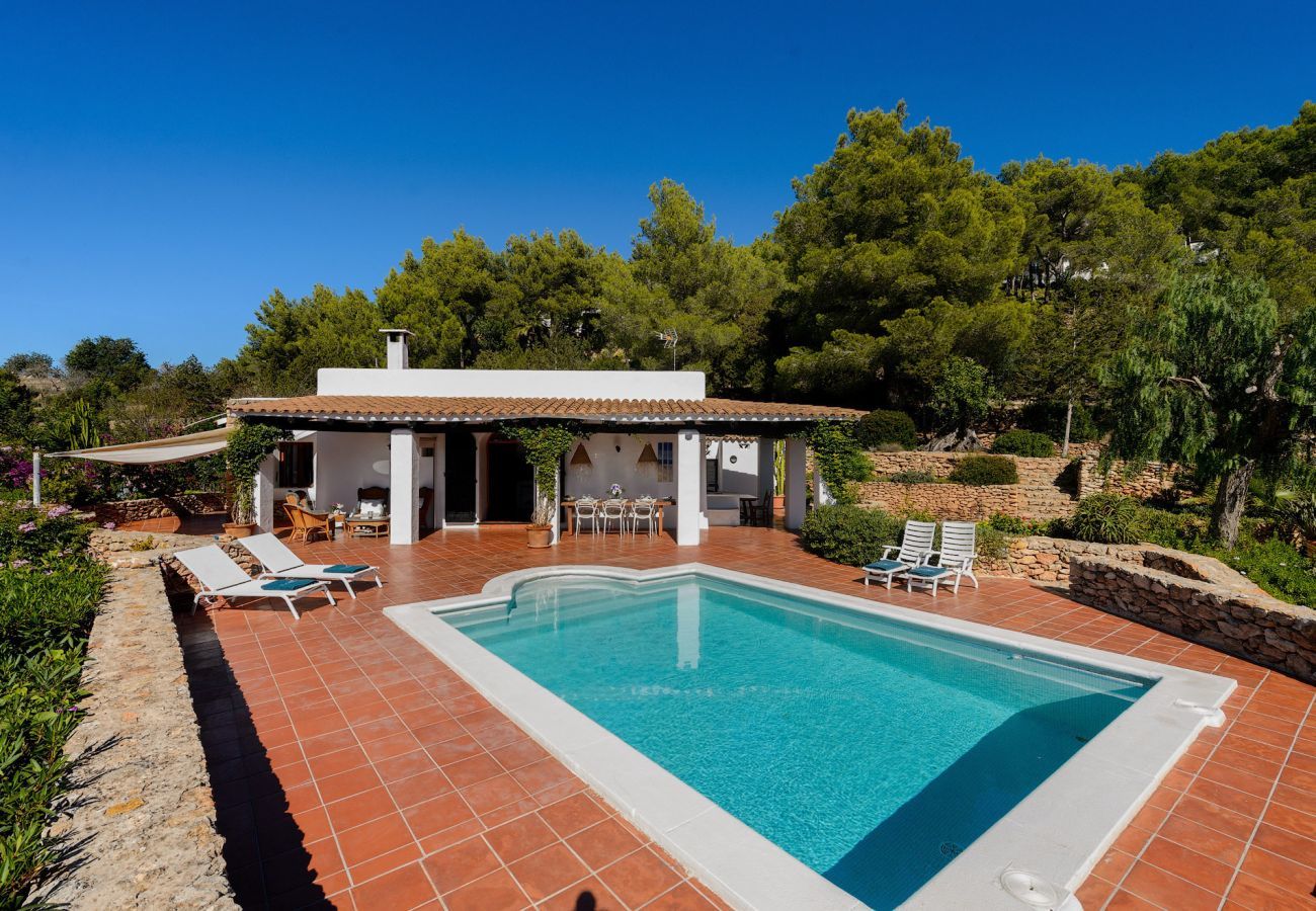 Casa Lila is een stijlvol vakantiehuis met zwembad, tuin en privacy op loopafstand van San Carlos, Ibiza