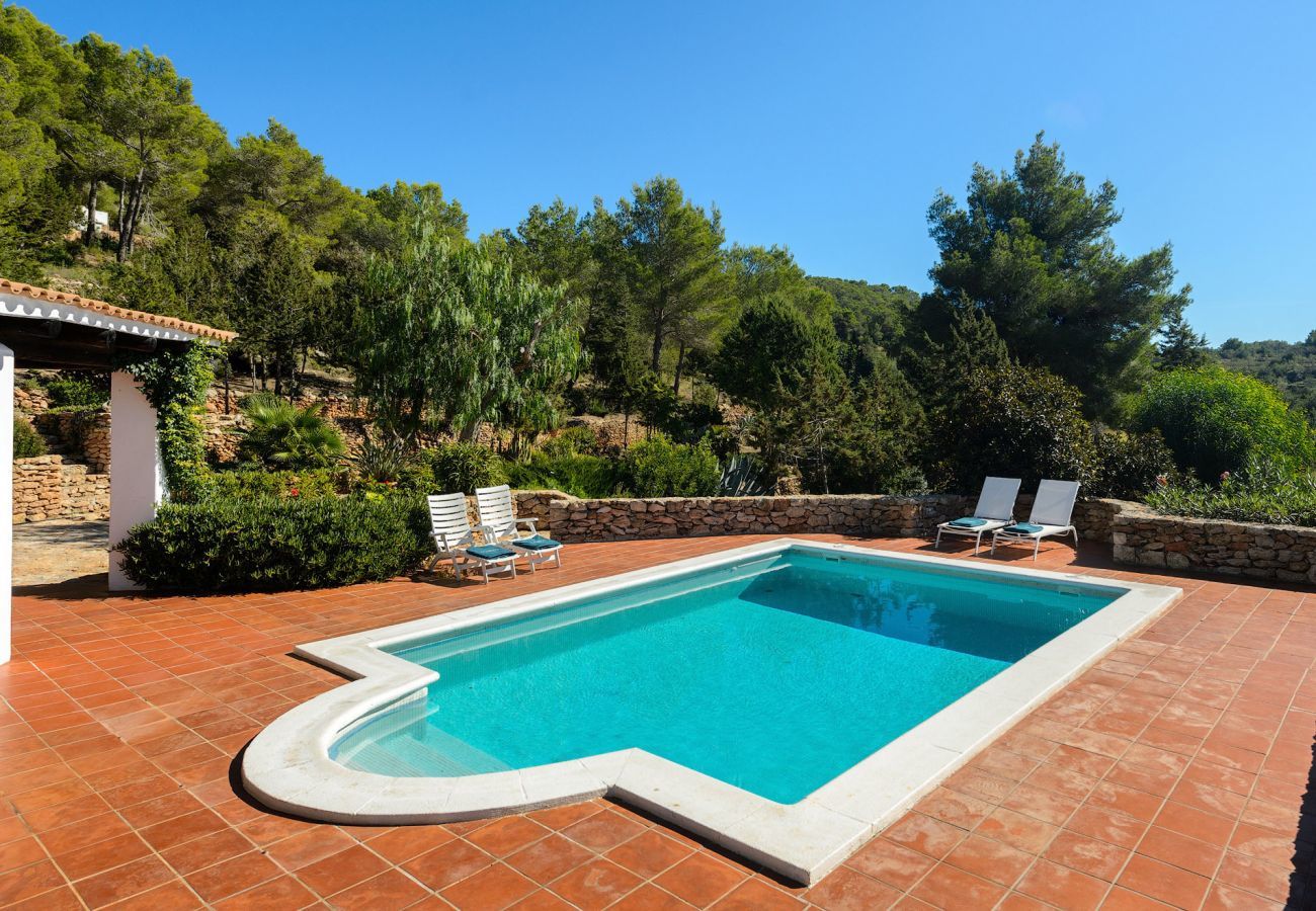 Casa Lila is een stijlvol vakantiehuis met zwembad, tuin en privacy op loopafstand van San Carlos, Ibiza