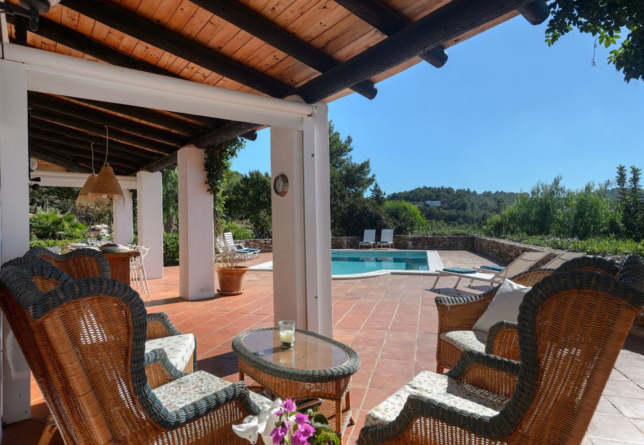 Casa Lila is een stijlvol vakantiehuis met zwembad, tuin en privacy op loopafstand van San Carlos, Ibiza