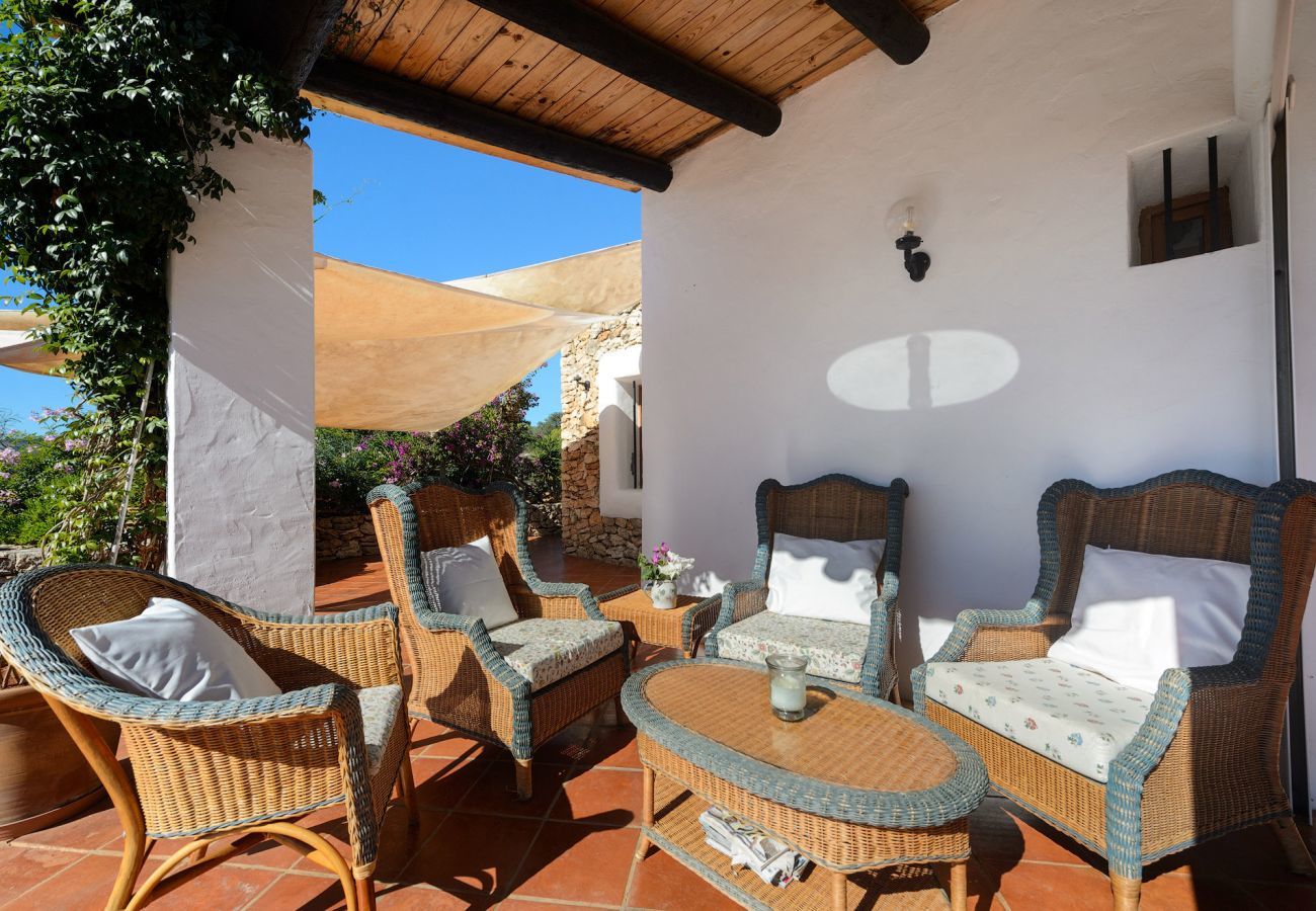 Casa Lila is een stijlvol vakantiehuis met zwembad, tuin en privacy op loopafstand van San Carlos, Ibiza