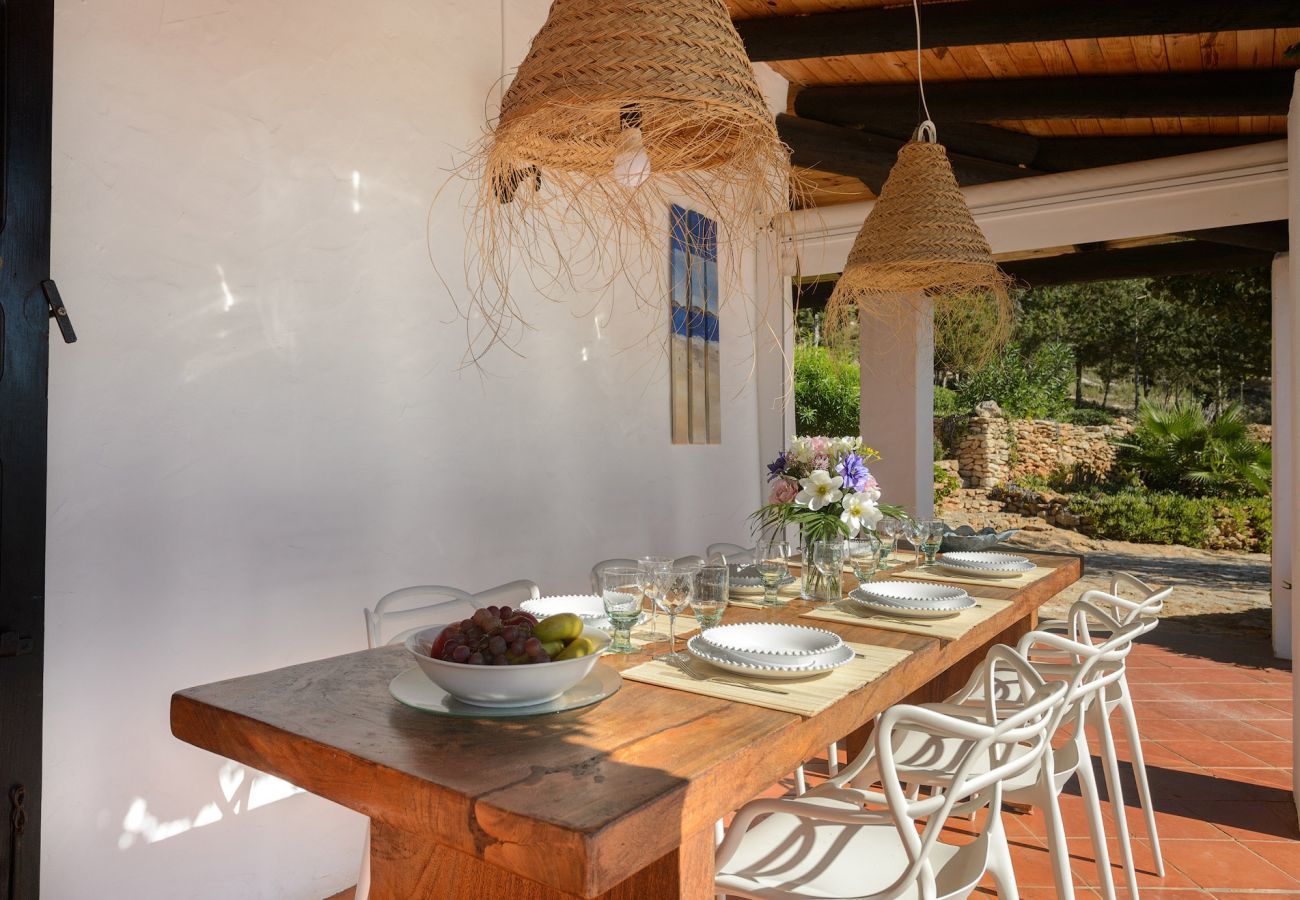 Casa Lila is een stijlvol vakantiehuis met zwembad, tuin en privacy op loopafstand van San Carlos, Ibiza