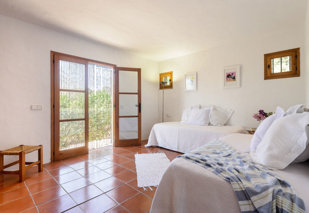 Casa Lila is een stijlvol vakantiehuis met zwembad, tuin en privacy op loopafstand van San Carlos, Ibiza