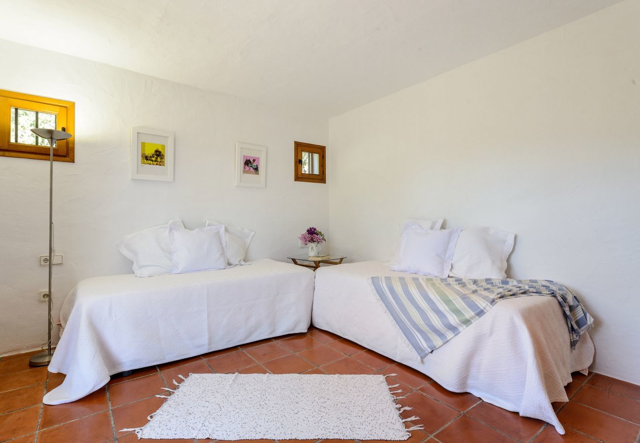 Casa Lila is een stijlvol vakantiehuis met zwembad, tuin en privacy op loopafstand van San Carlos, Ibiza