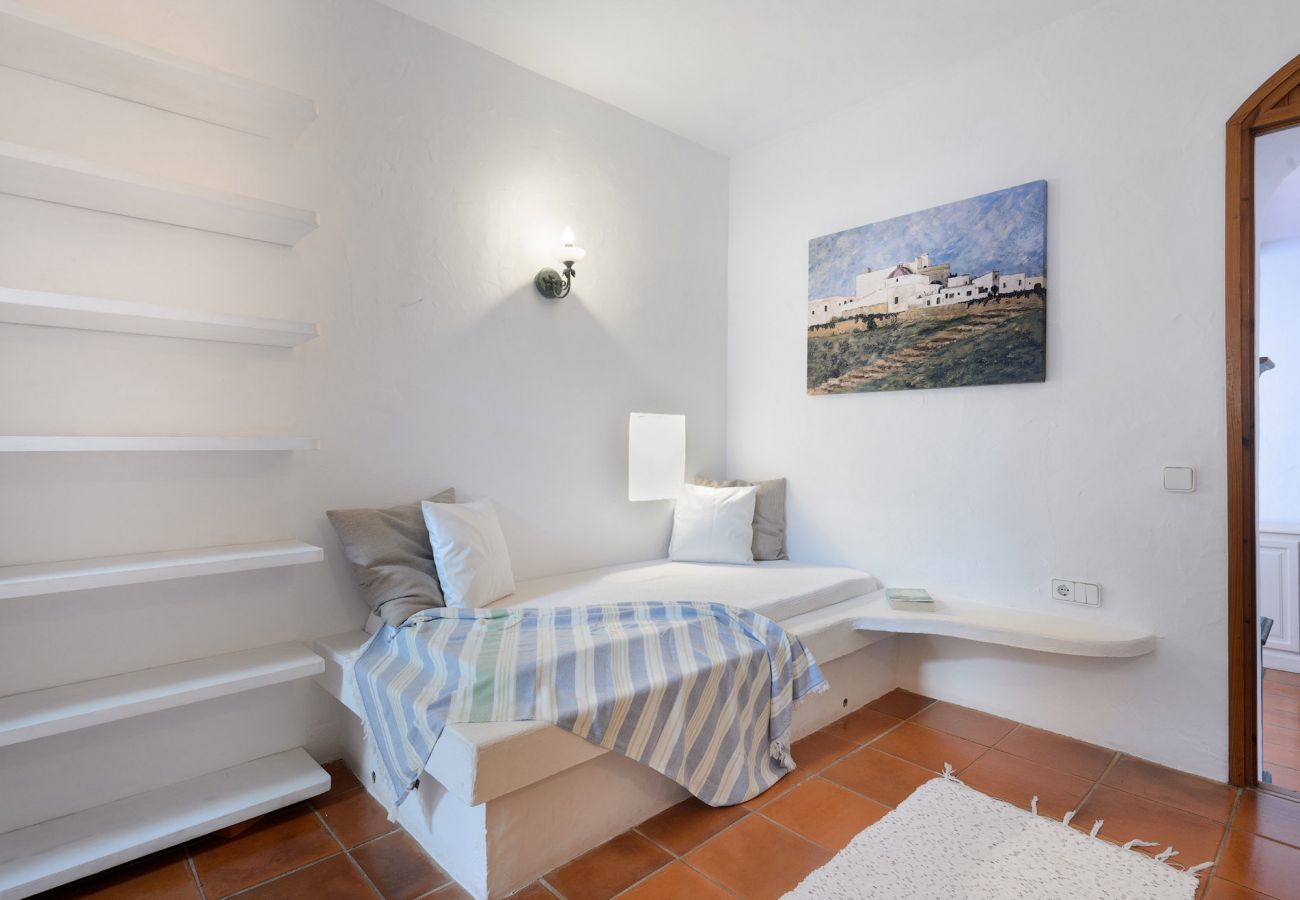 Casa Lila is een stijlvol vakantiehuis met zwembad, tuin en privacy op loopafstand van San Carlos, Ibiza