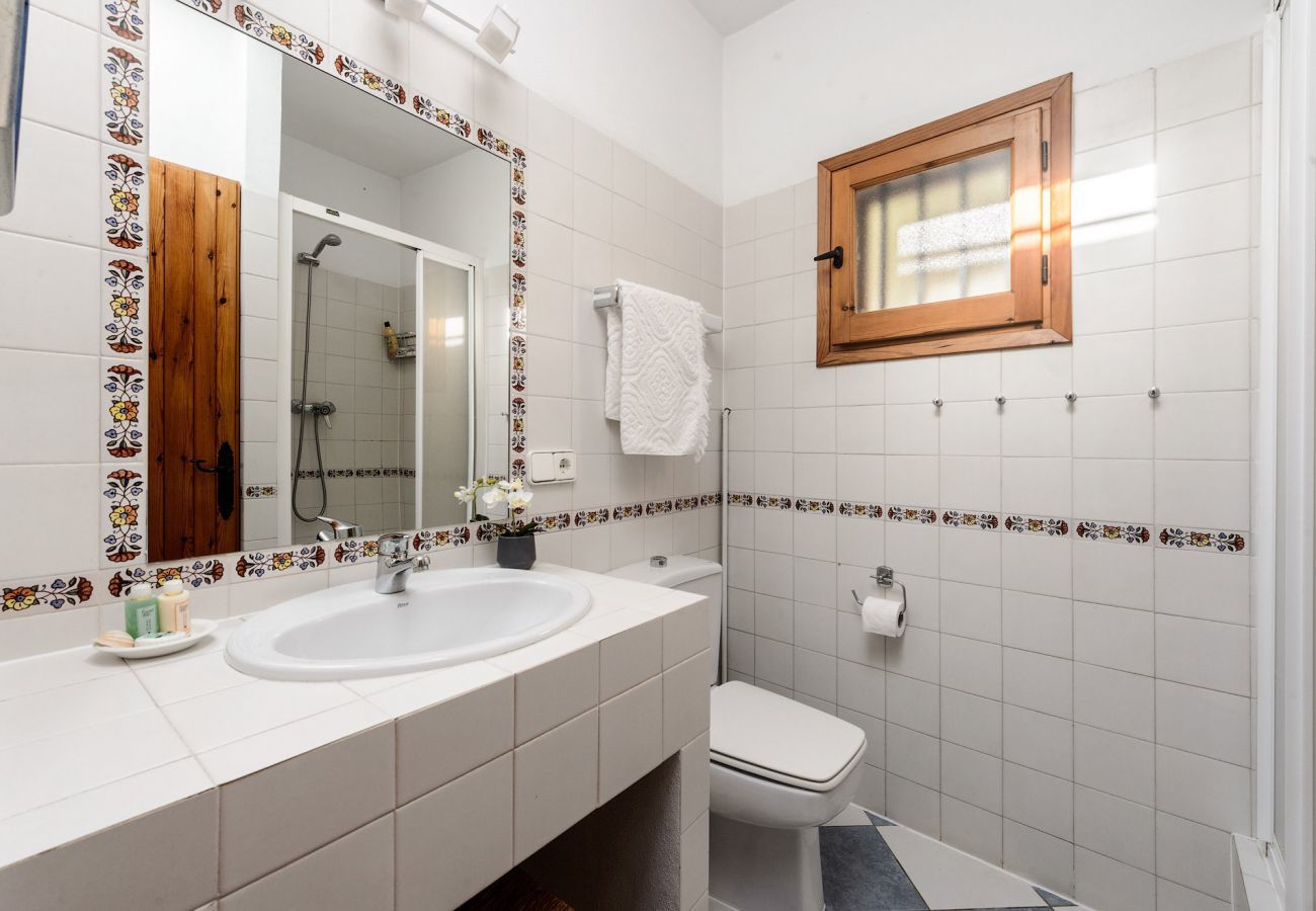 Casa Lila is een stijlvol vakantiehuis met zwembad, tuin en privacy op loopafstand van San Carlos, Ibiza