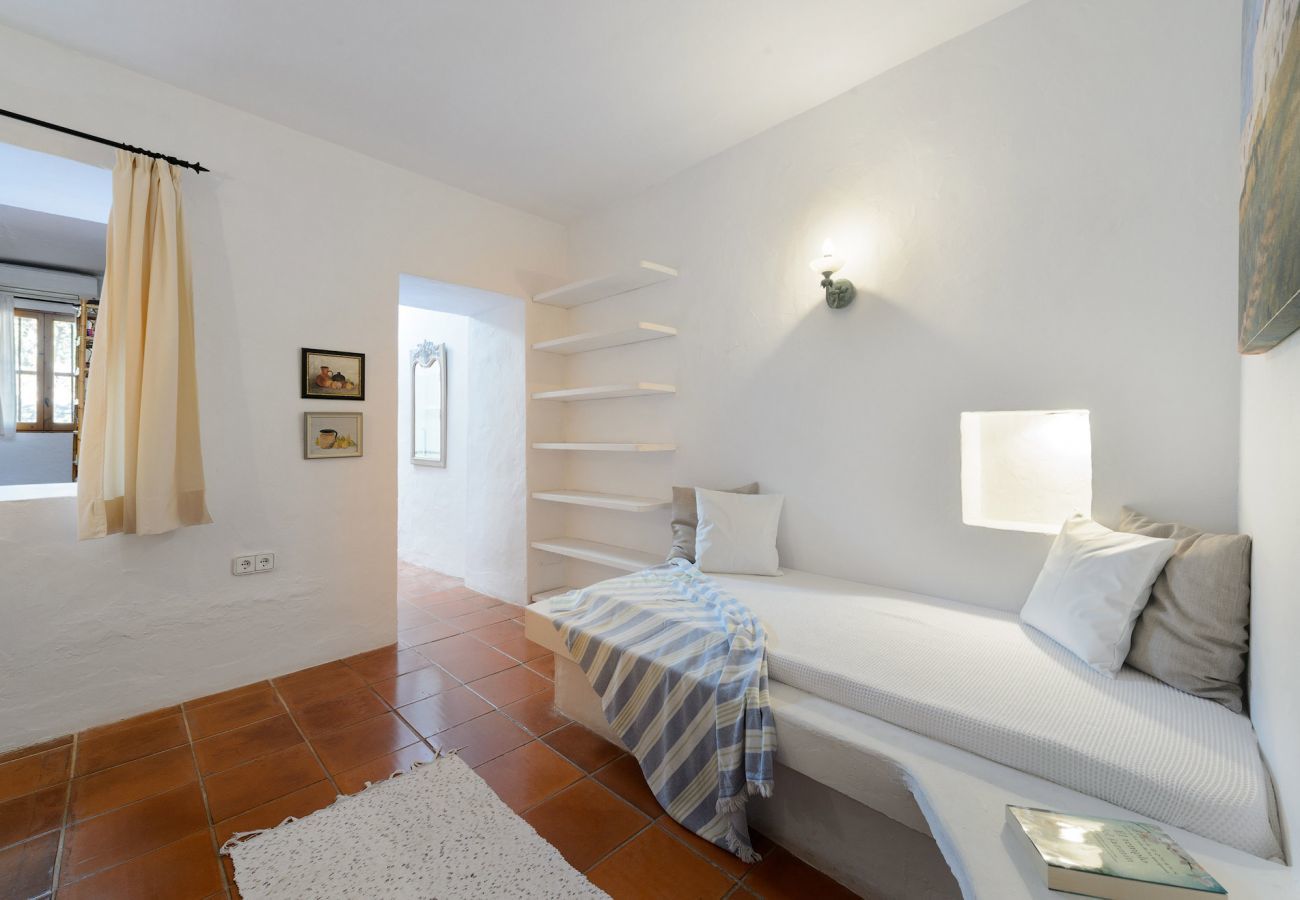 Casa Lila is een stijlvol vakantiehuis met zwembad, tuin en privacy op loopafstand van San Carlos, Ibiza