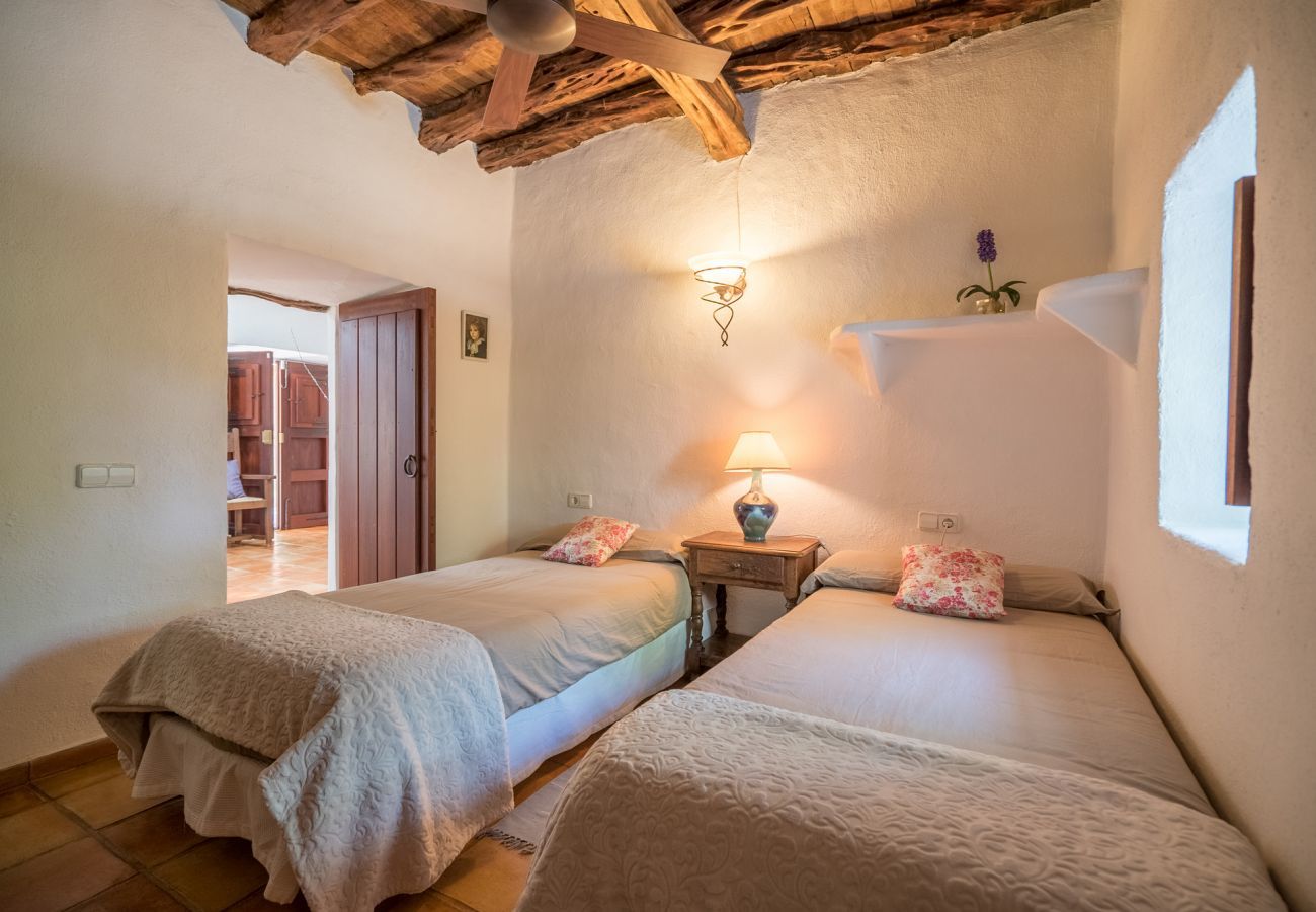 Stijlvolle villa San Agustin met landelijke ligging, privacy and privé zwembad. Loopafstand van het dorp San Agustin