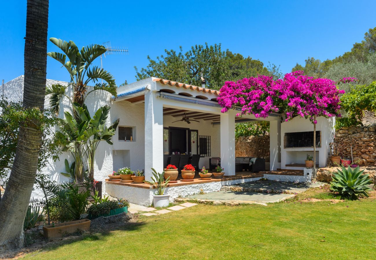Luxe Ibiza Villa Mariposa met privé zwembad en mooie tuin. Vlakbij Benirras strand in San Miguel
