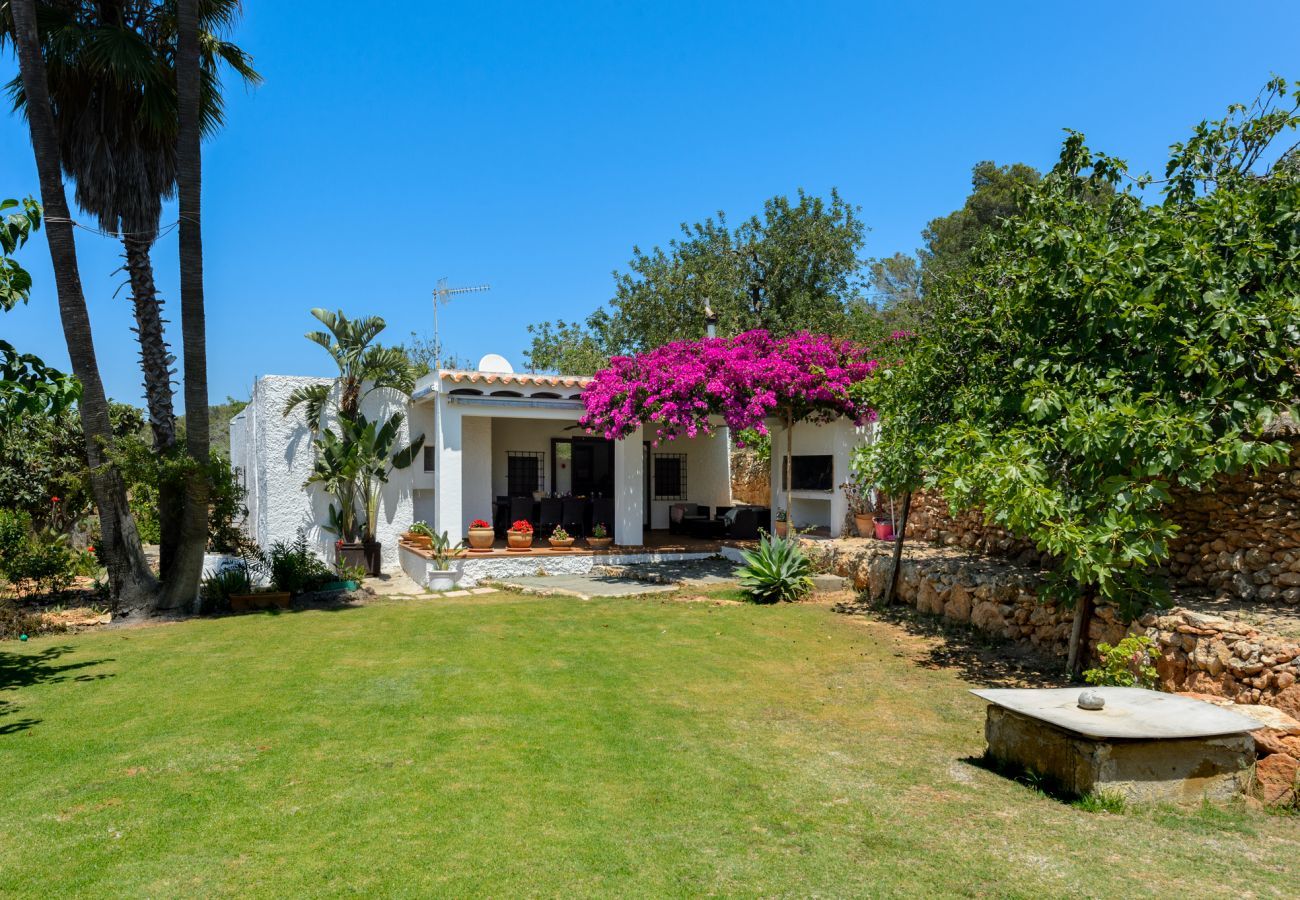Luxe Ibiza Villa Mariposa met privé zwembad en mooie tuin. Vlakbij Benirras strand in San Miguel