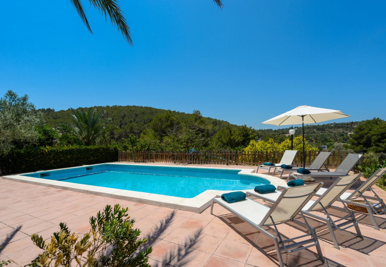 Luxe Ibiza Villa Mariposa met privé zwembad en mooie tuin. Vlakbij Benirras strand in San Miguel