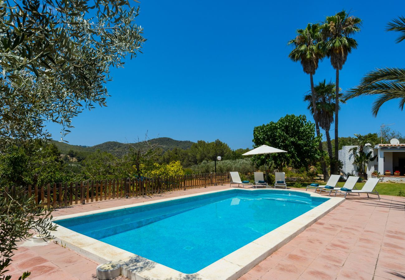 Luxe Ibiza Villa Mariposa met privé zwembad en mooie tuin. Vlakbij Benirras strand in San Miguel