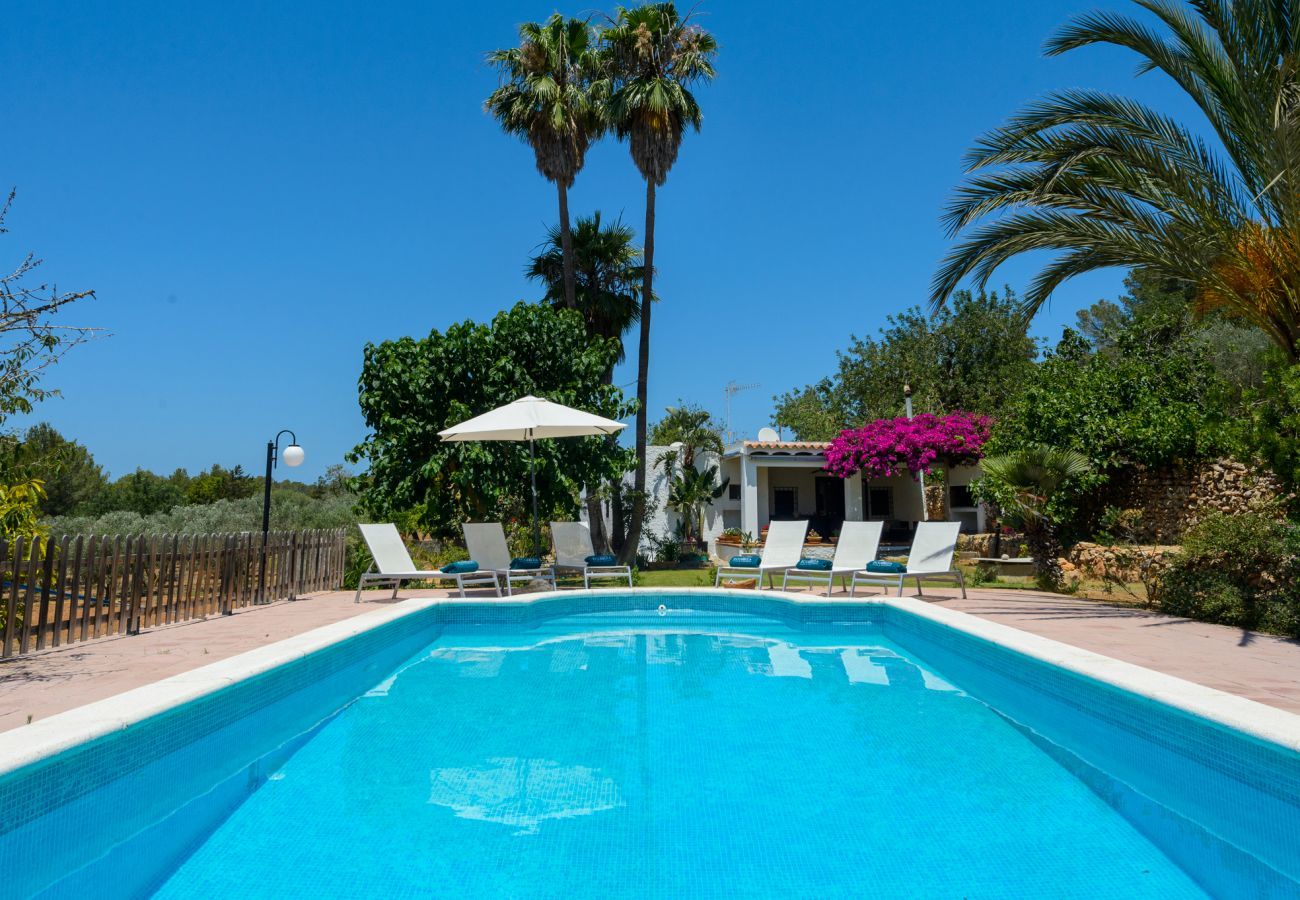 Luxe Ibiza Villa Mariposa met privé zwembad en mooie tuin. Vlakbij Benirras strand in San Miguel