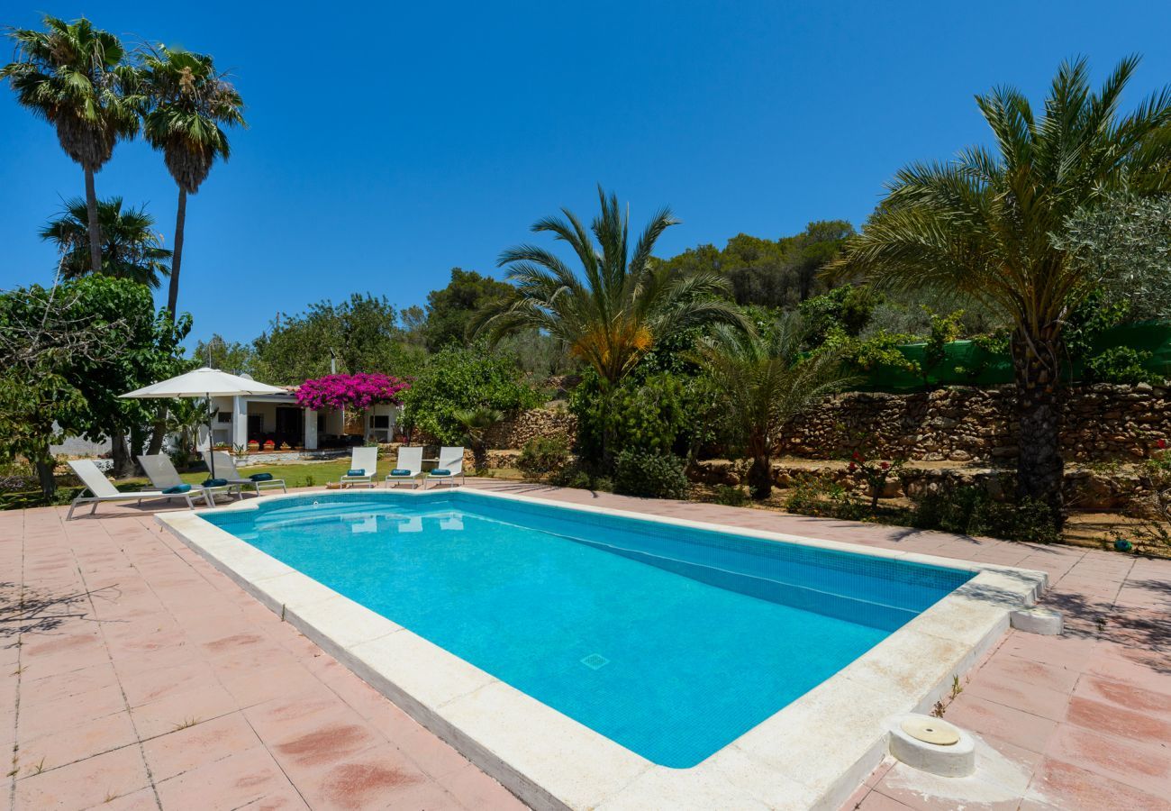 Luxe Ibiza Villa Mariposa met privé zwembad en mooie tuin. Vlakbij Benirras strand in San Miguel