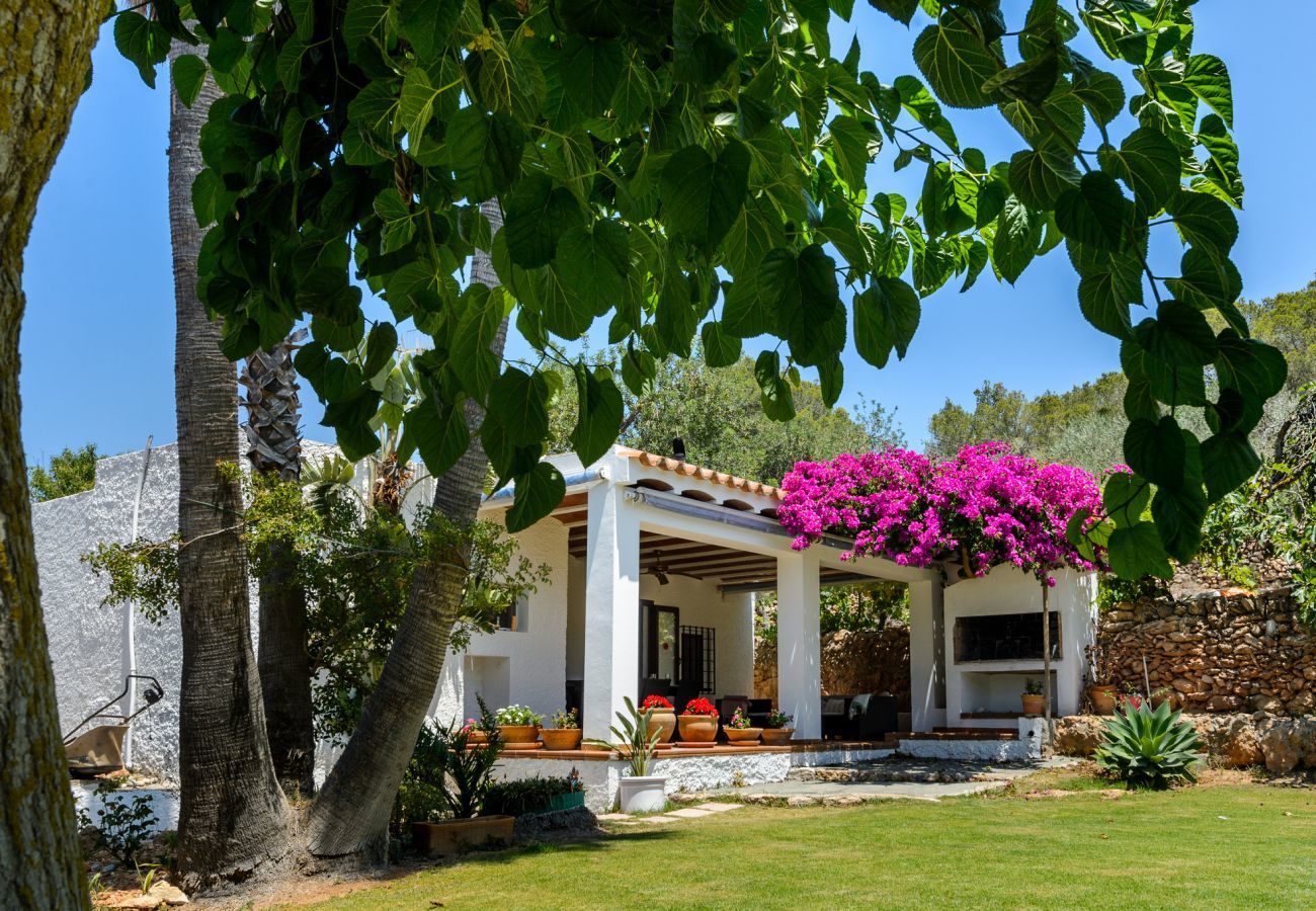 Luxe Ibiza Villa Mariposa met privé zwembad en mooie tuin. Vlakbij Benirras strand in San Miguel