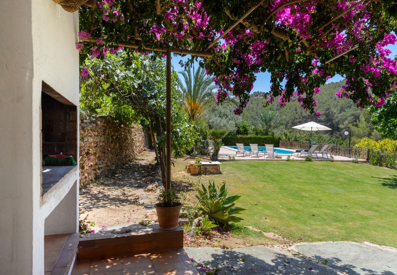 Luxe Ibiza Villa Mariposa met privé zwembad en mooie tuin. Vlakbij Benirras strand in San Miguel