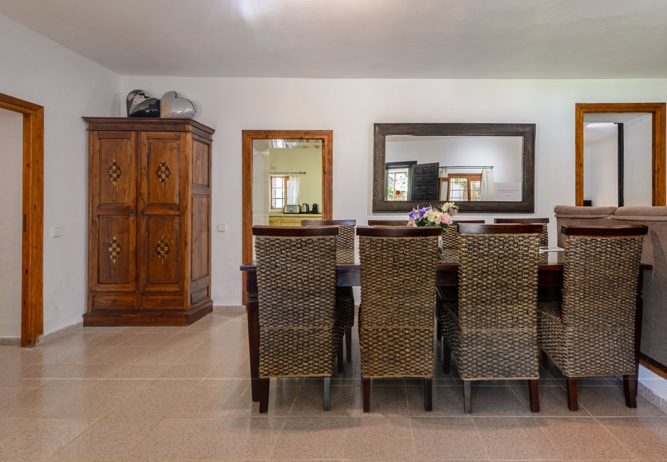 Luxe Ibiza Villa Mariposa met privé zwembad en mooie tuin. Vlakbij Benirras strand in San Miguel