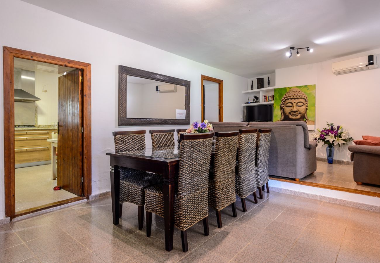 Luxe Ibiza Villa Mariposa met privé zwembad en mooie tuin. Vlakbij Benirras strand in San Miguel