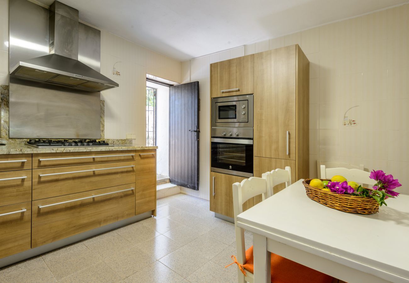 Luxe Ibiza Villa Mariposa met privé zwembad en mooie tuin. Vlakbij Benirras strand in San Miguel