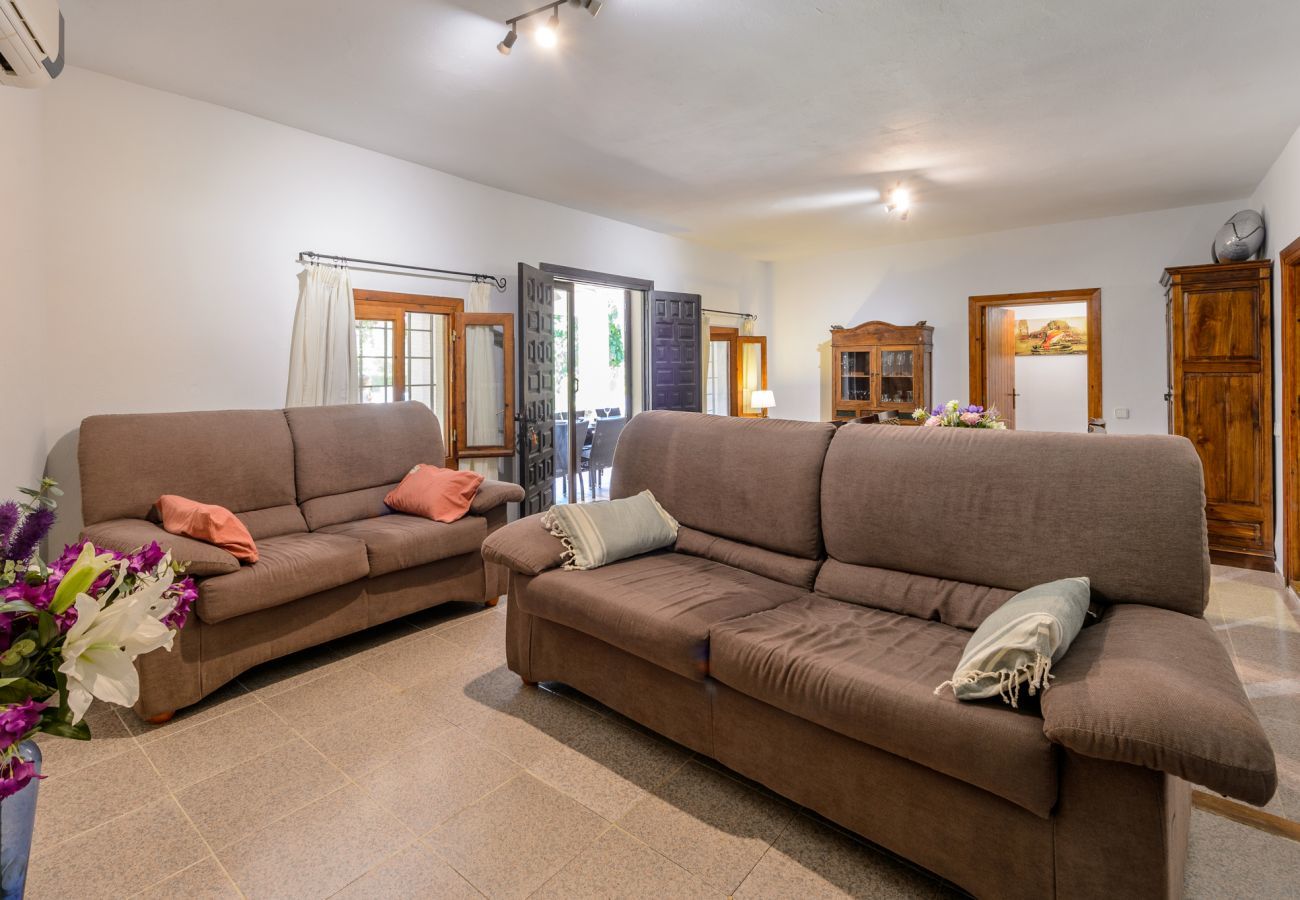 Luxe Ibiza Villa Mariposa met privé zwembad en mooie tuin. Vlakbij Benirras strand in San Miguel