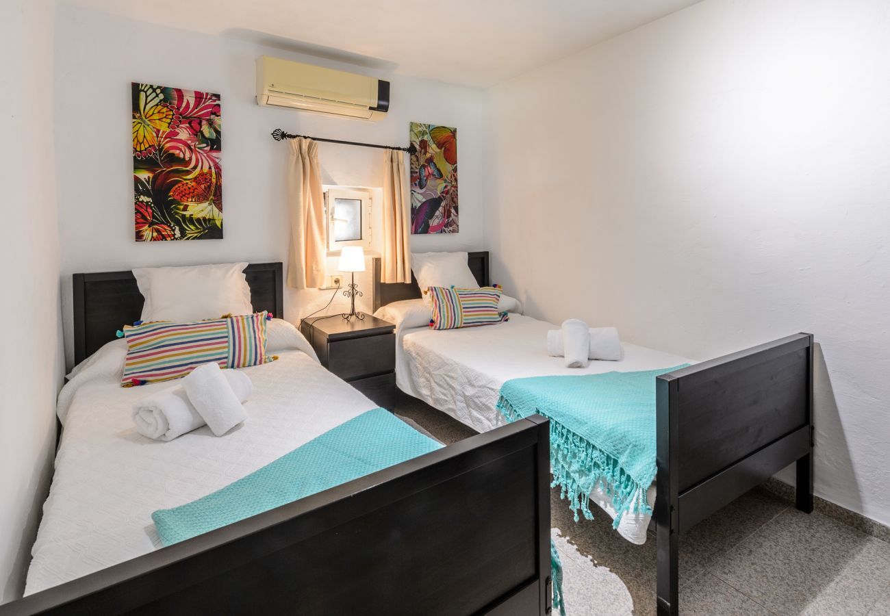 Luxe Ibiza Villa Mariposa met privé zwembad en mooie tuin. Vlakbij Benirras strand in San Miguel