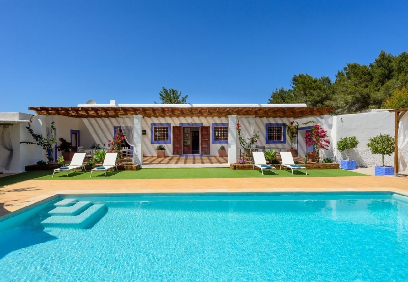 Villa Belicia heeft een ruim privé zwembad en veel privacy. Met fijne tuin. Gelegen in Santa Eulalia, Ibiza