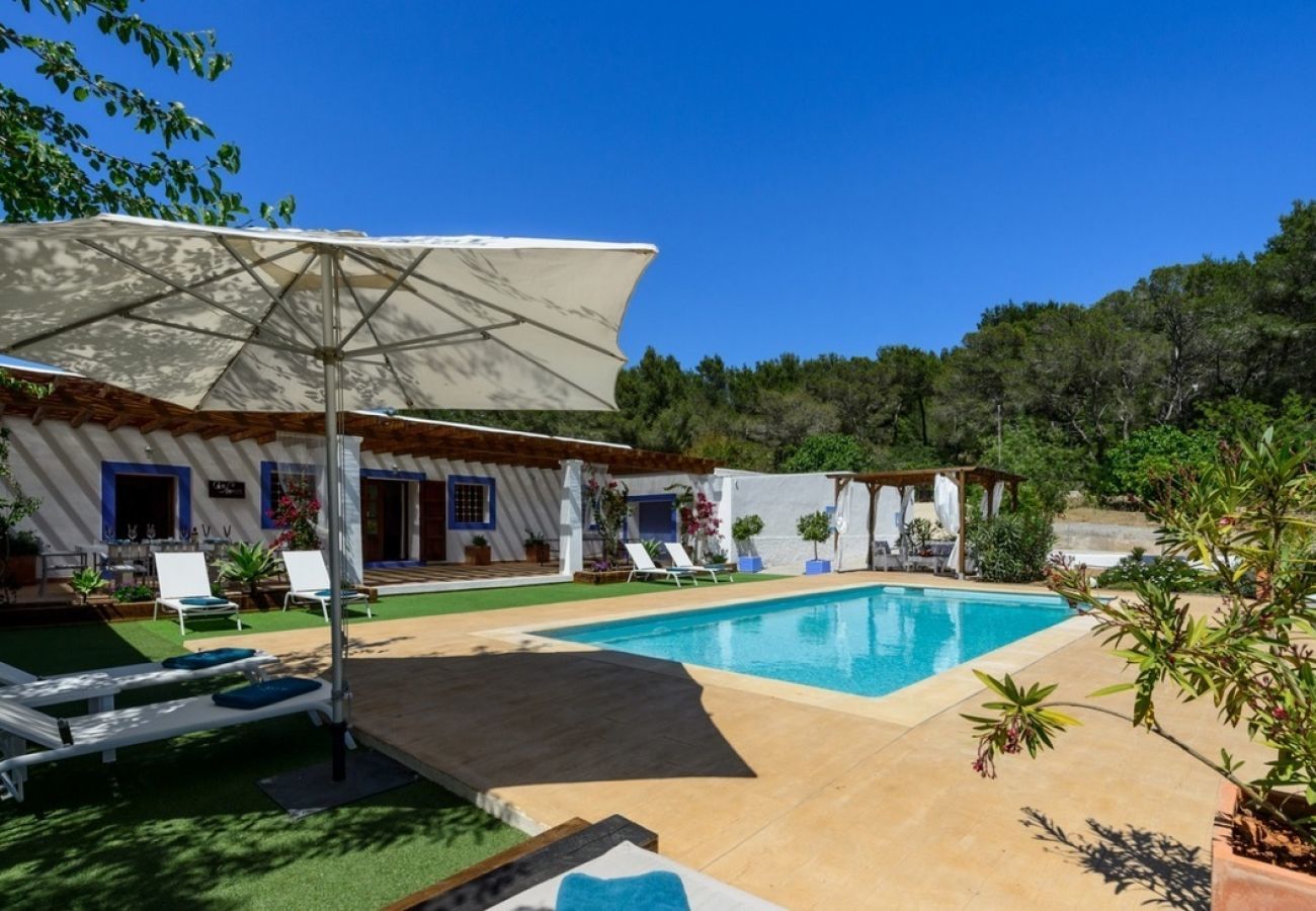 Villa Belicia heeft een ruim privé zwembad en veel privacy. Met fijne tuin. Gelegen in Santa Eulalia, Ibiza