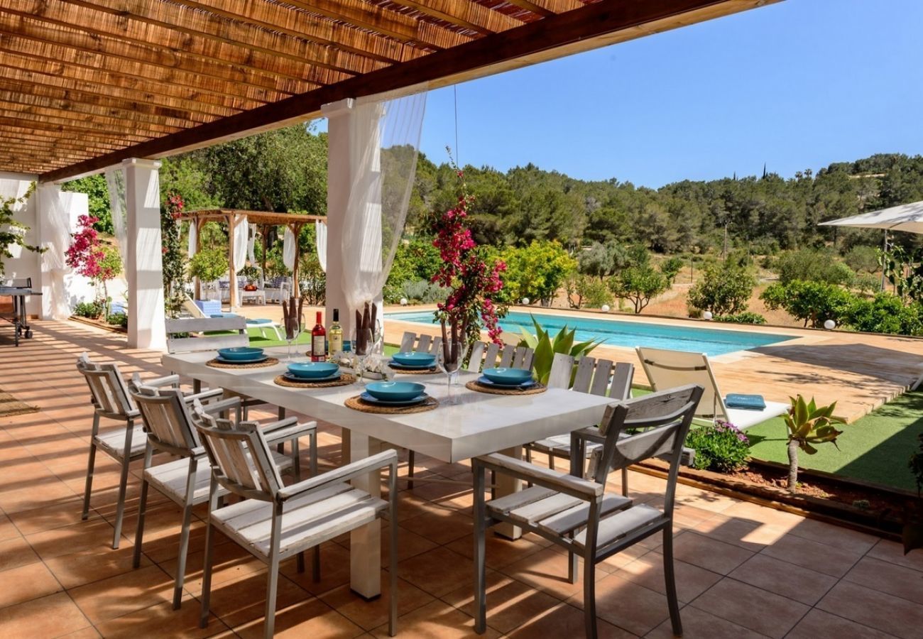 Villa Belicia heeft een ruim privé zwembad en veel privacy. Met fijne tuin. Gelegen in Santa Eulalia, Ibiza