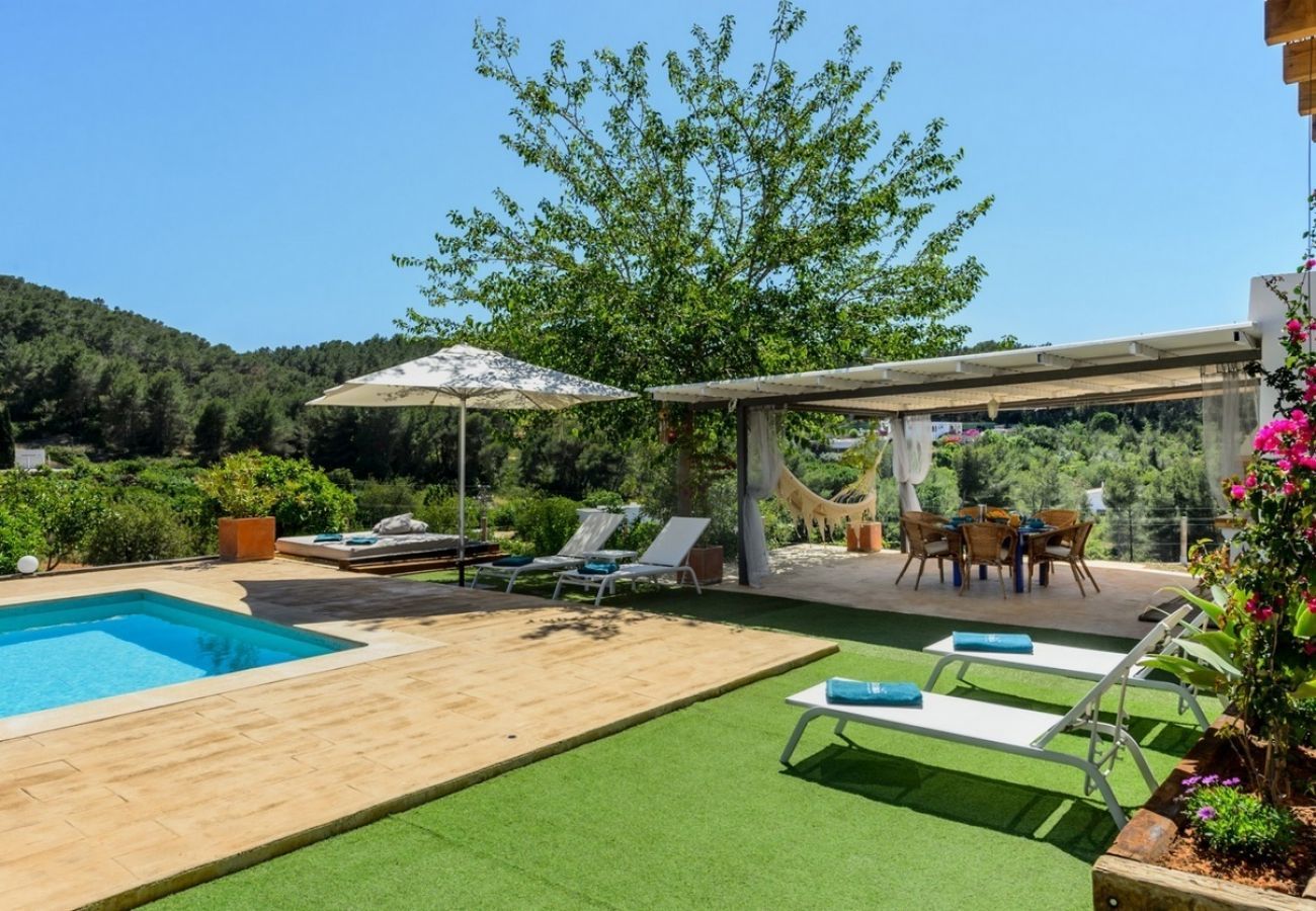 Villa Belicia heeft een ruim privé zwembad en veel privacy. Met fijne tuin. Gelegen in Santa Eulalia, Ibiza