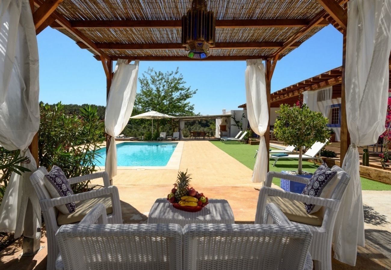 Villa Belicia heeft een ruim privé zwembad en veel privacy. Met fijne tuin. Gelegen in Santa Eulalia, Ibiza
