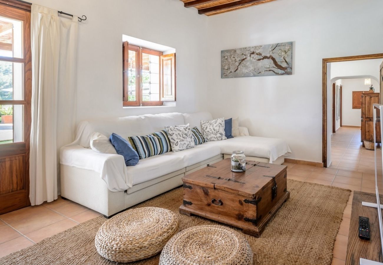 Villa Belicia heeft een ruim privé zwembad en veel privacy. Met fijne tuin. Gelegen in Santa Eulalia, Ibiza