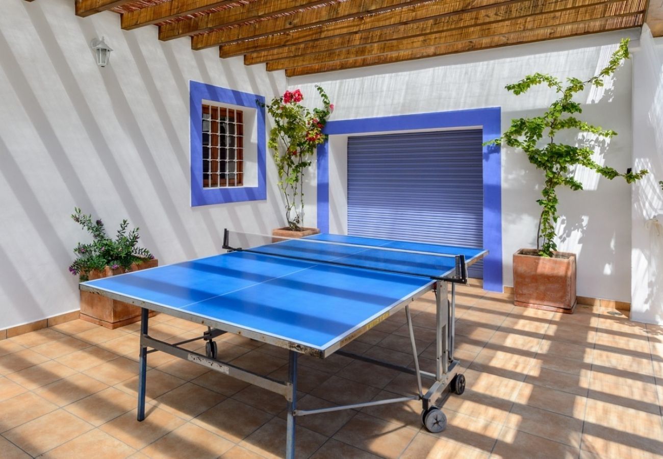 Villa Belicia heeft een ruim privé zwembad en veel privacy. Met fijne tuin. Gelegen in Santa Eulalia, Ibiza