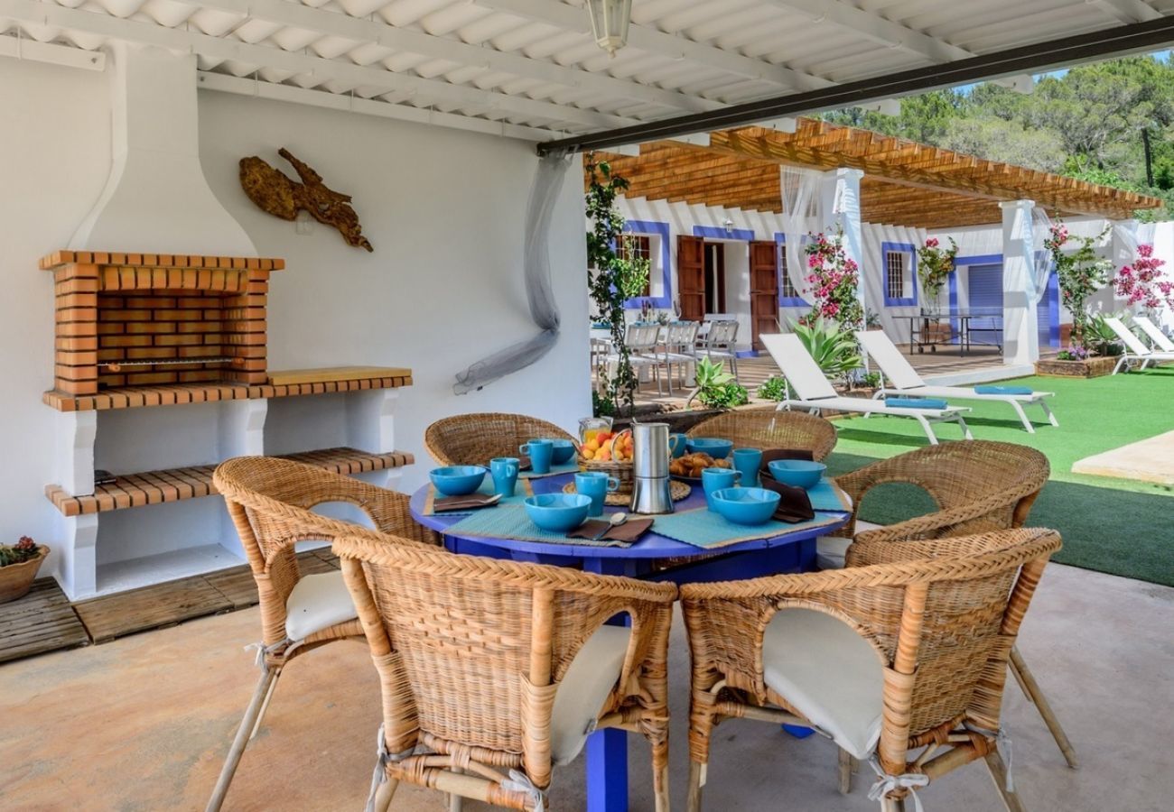 Villa Belicia heeft een ruim privé zwembad en veel privacy. Met fijne tuin. Gelegen in Santa Eulalia, Ibiza
