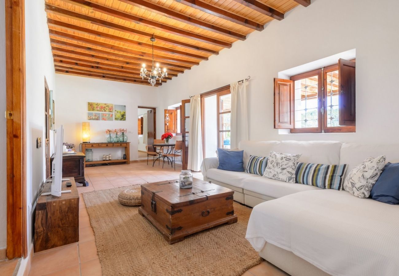 Villa Belicia heeft een ruim privé zwembad en veel privacy. Met fijne tuin. Gelegen in Santa Eulalia, Ibiza