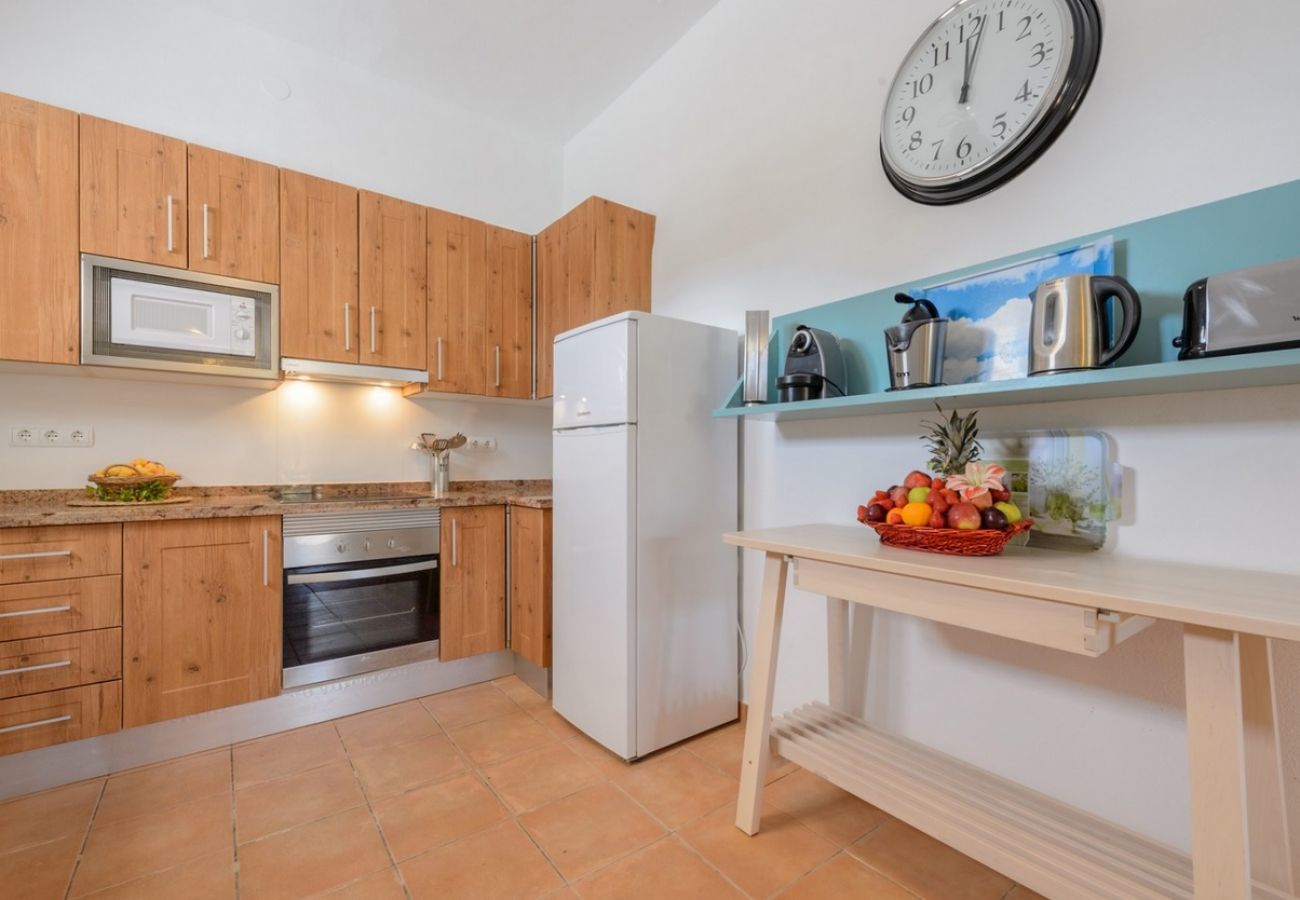 Villa Belicia heeft een ruim privé zwembad en veel privacy. Met fijne tuin. Gelegen in Santa Eulalia, Ibiza