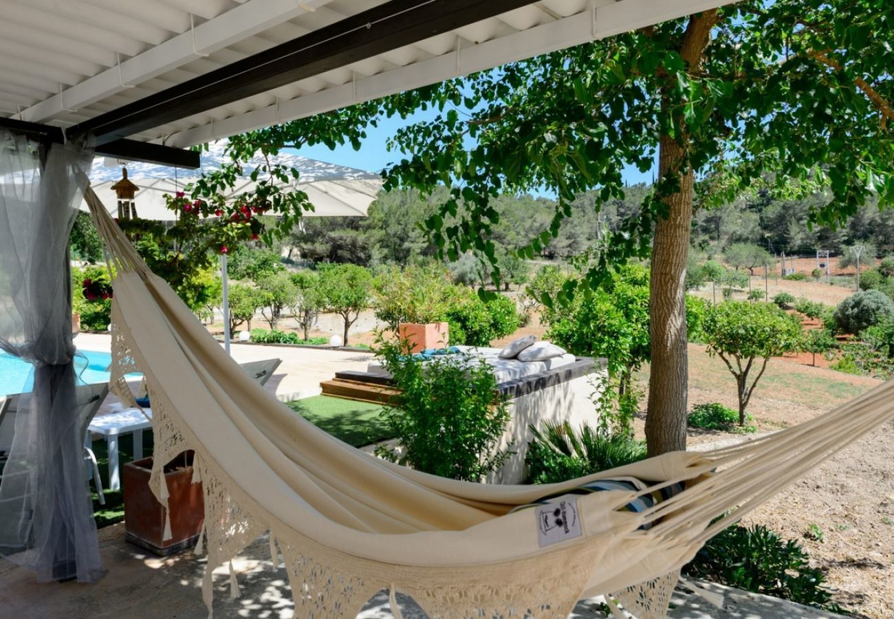 Villa Belicia heeft een ruim privé zwembad en veel privacy. Met fijne tuin. Gelegen in Santa Eulalia, Ibiza