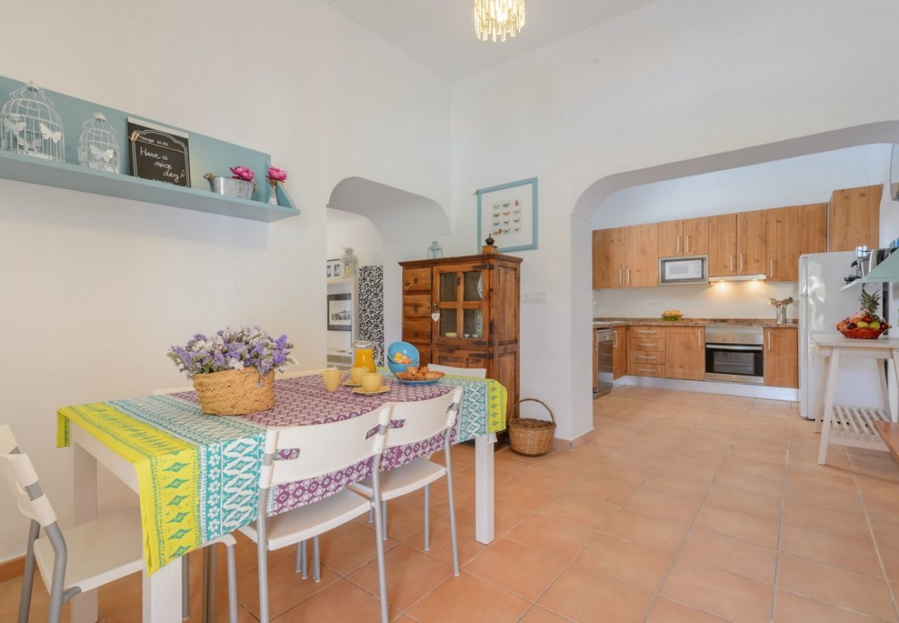 Villa Belicia heeft een ruim privé zwembad en veel privacy. Met fijne tuin. Gelegen in Santa Eulalia, Ibiza
