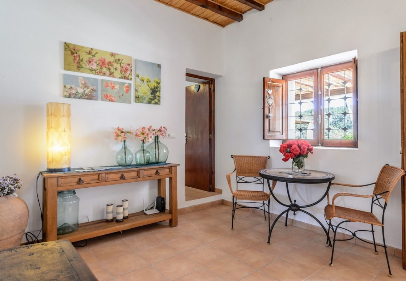 Villa Belicia heeft een ruim privé zwembad en veel privacy. Met fijne tuin. Gelegen in Santa Eulalia, Ibiza