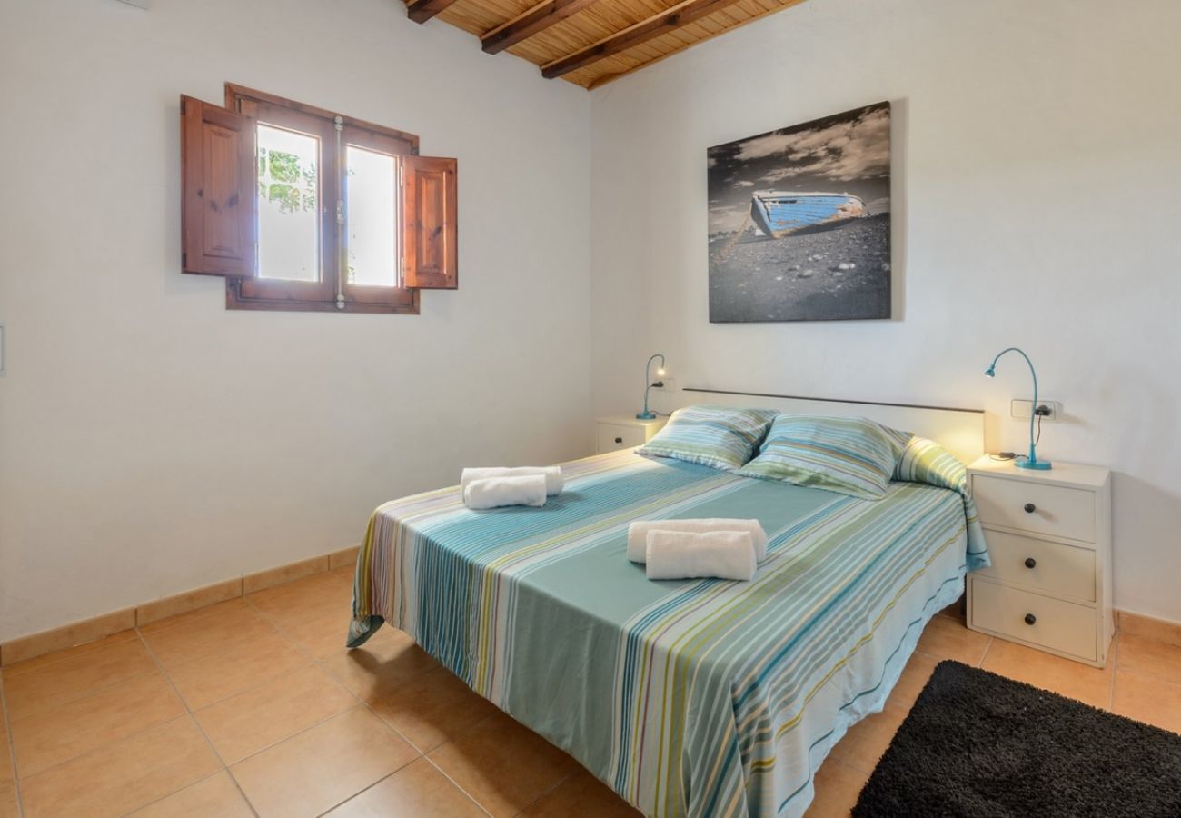 Villa Belicia heeft een ruim privé zwembad en veel privacy. Met fijne tuin. Gelegen in Santa Eulalia, Ibiza