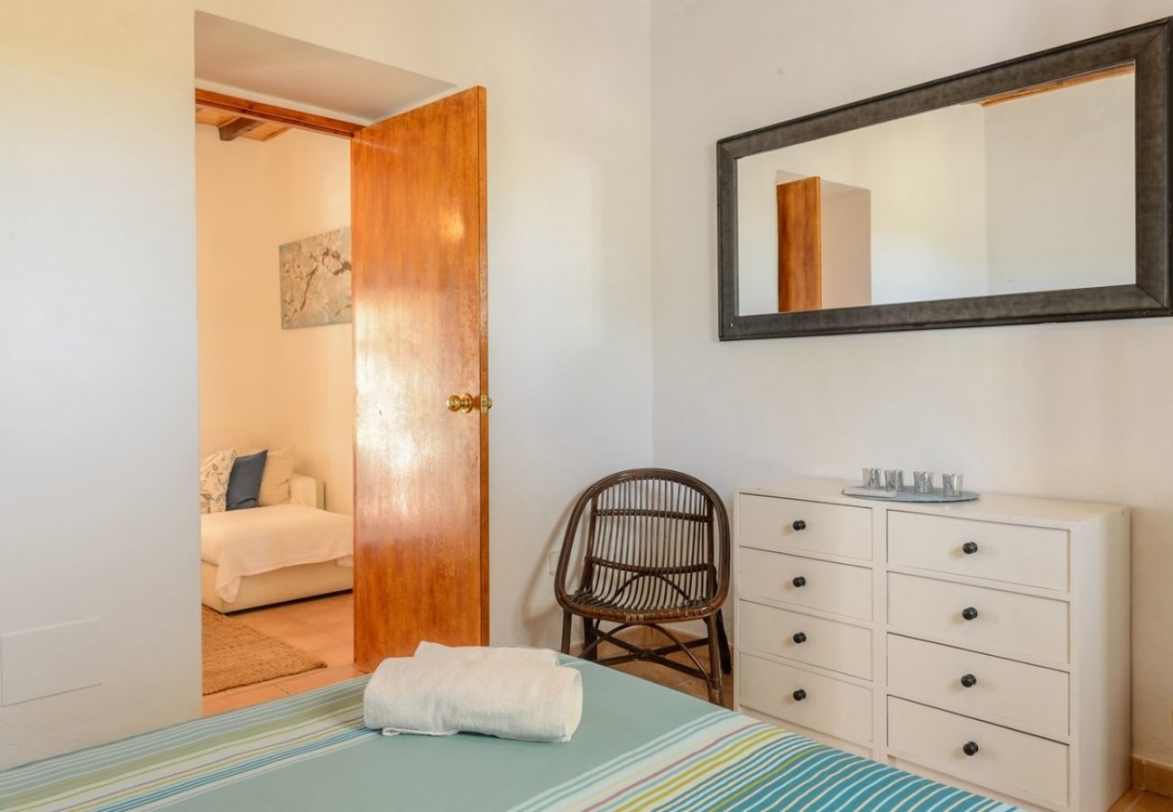 Villa Belicia heeft een ruim privé zwembad en veel privacy. Met fijne tuin. Gelegen in Santa Eulalia, Ibiza