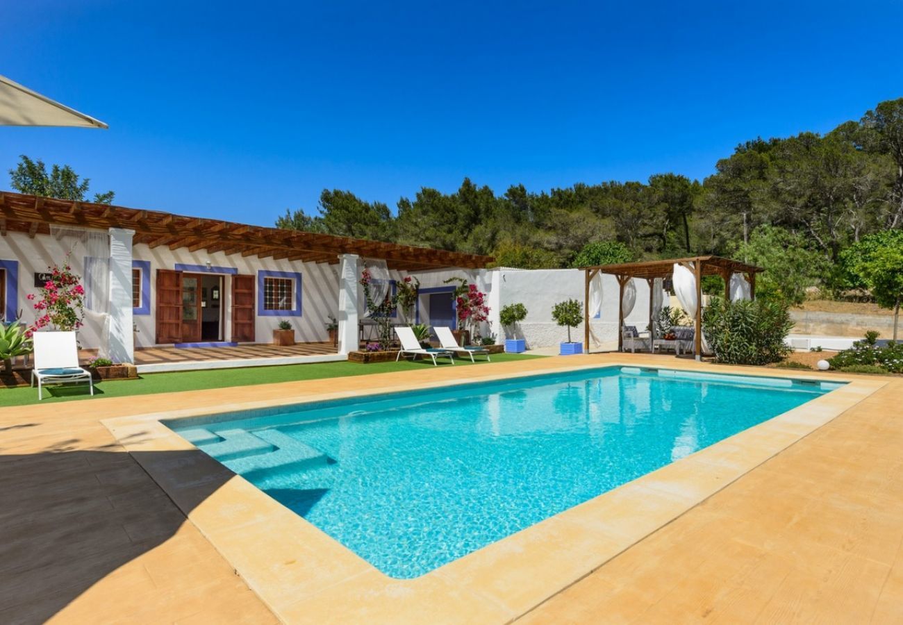 Villa Belicia heeft een ruim privé zwembad en veel privacy. Met fijne tuin. Gelegen in Santa Eulalia, Ibiza