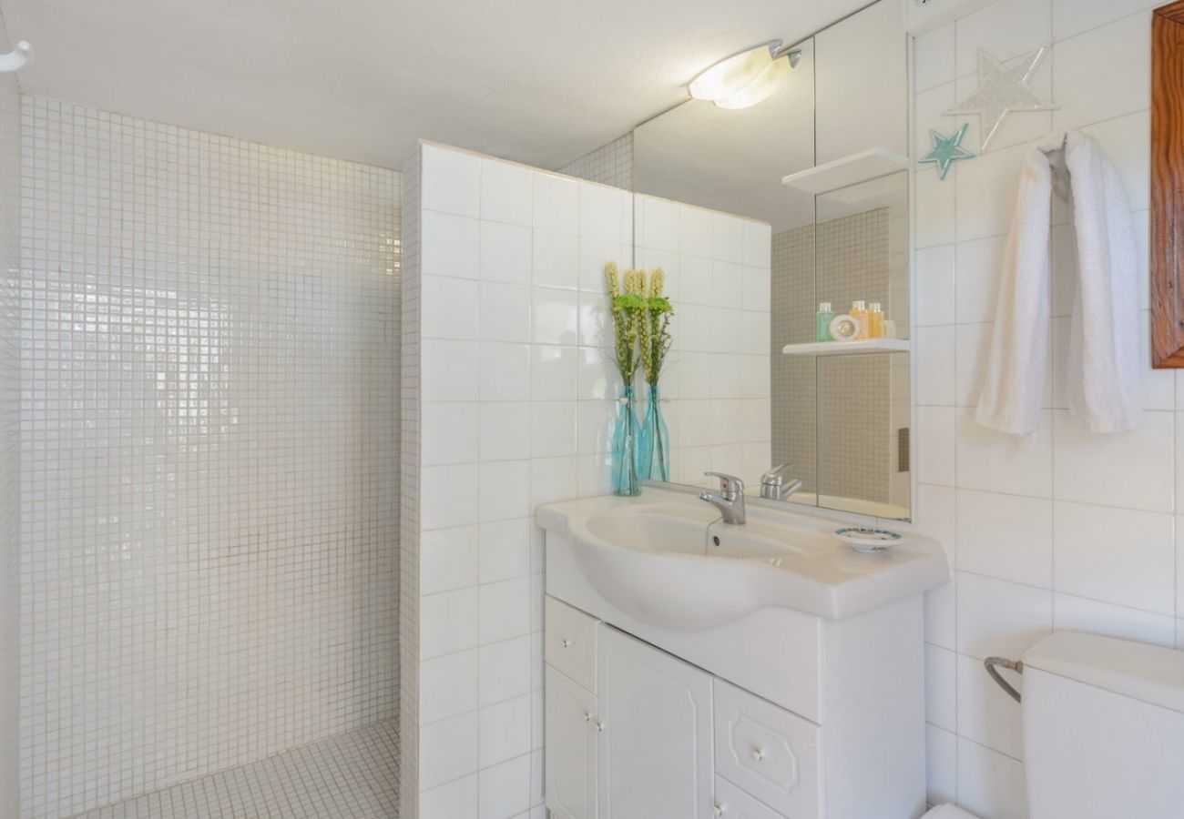 Villa Belicia heeft een ruim privé zwembad en veel privacy. Met fijne tuin. Gelegen in Santa Eulalia, Ibiza