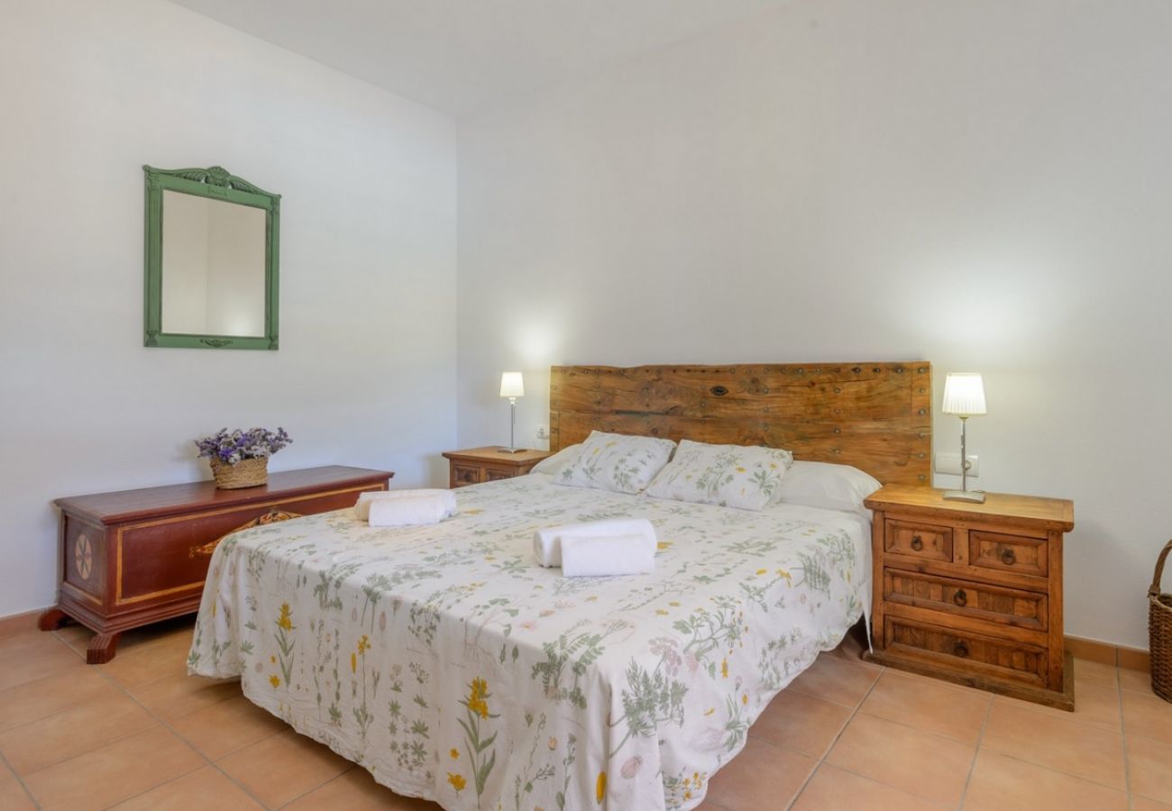 Villa Belicia heeft een ruim privé zwembad en veel privacy. Met fijne tuin. Gelegen in Santa Eulalia, Ibiza