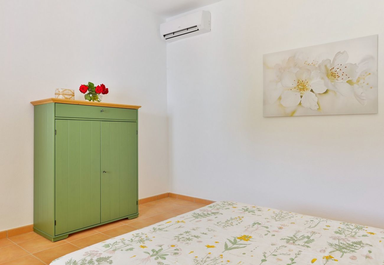 Villa Belicia heeft een ruim privé zwembad en veel privacy. Met fijne tuin. Gelegen in Santa Eulalia, Ibiza