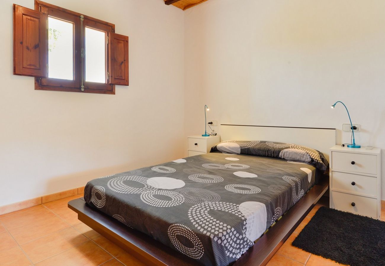 Villa Belicia heeft een ruim privé zwembad en veel privacy. Met fijne tuin. Gelegen in Santa Eulalia, Ibiza