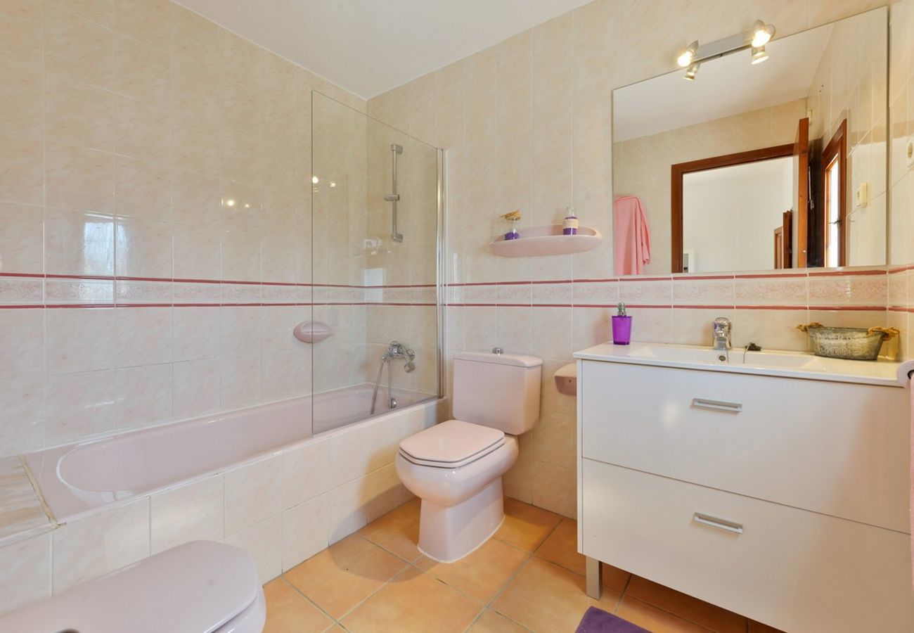Villa Belicia heeft een ruim privé zwembad en veel privacy. Met fijne tuin. Gelegen in Santa Eulalia, Ibiza
