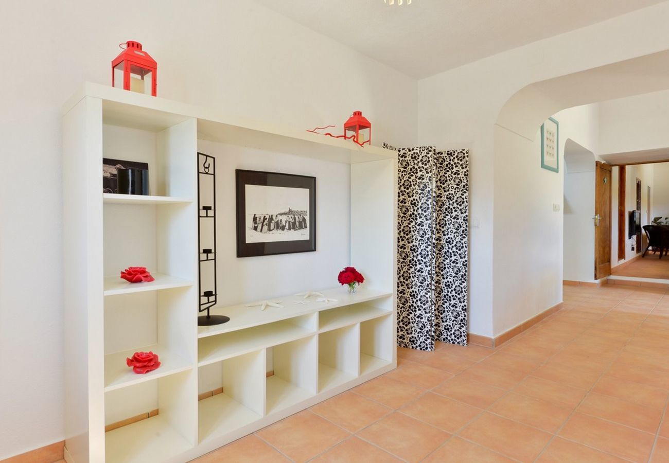 Villa Belicia heeft een ruim privé zwembad en veel privacy. Met fijne tuin. Gelegen in Santa Eulalia, Ibiza