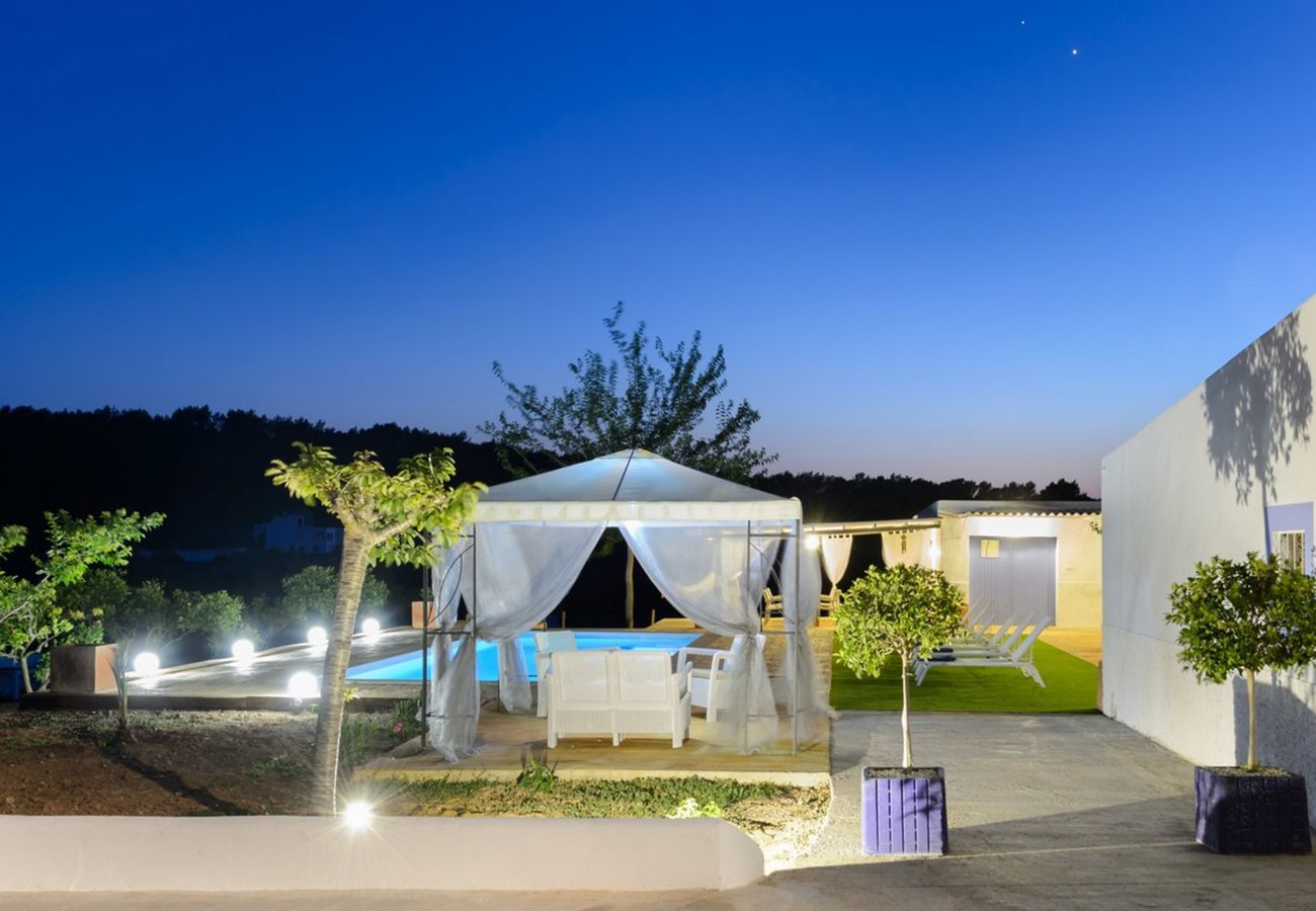 Villa Belicia heeft een ruim privé zwembad en veel privacy. Met fijne tuin. Gelegen in Santa Eulalia, Ibiza