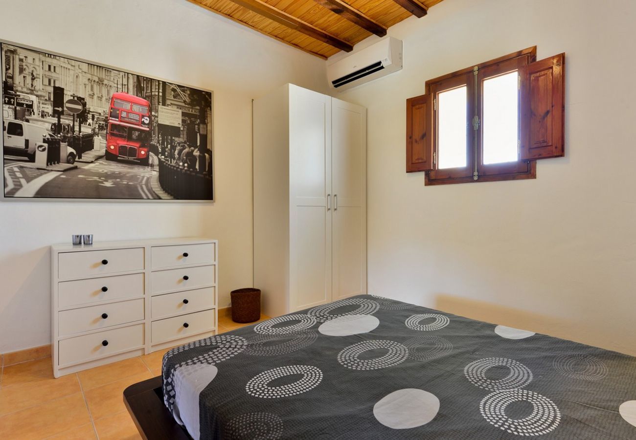 Villa Belicia heeft een ruim privé zwembad en veel privacy. Met fijne tuin. Gelegen in Santa Eulalia, Ibiza