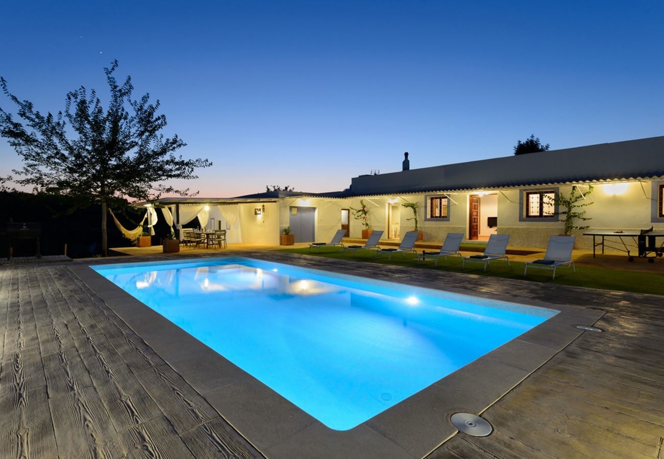 Villa Belicia heeft een ruim privé zwembad en veel privacy. Met fijne tuin. Gelegen in Santa Eulalia, Ibiza
